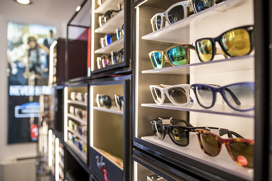 Okulary na półkach w salonie Optique