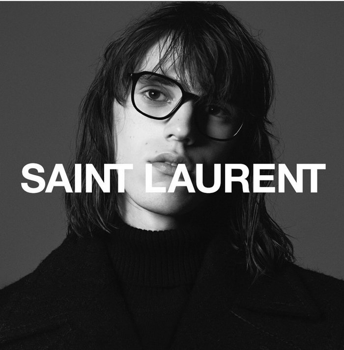 Kobieta w okularach Saint Laurent
